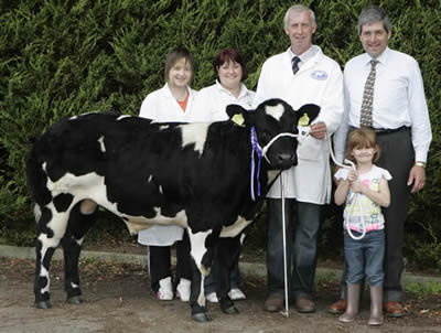 Ivan and Corrina Gordon and family with Judge Wilfred Lomas reserve male champion